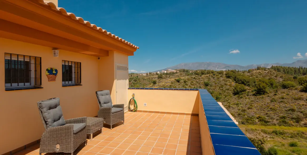 Long-term rent of middle floor apartment in El Faro 10