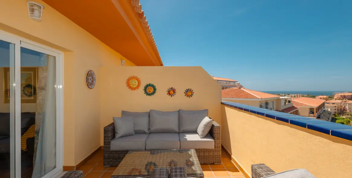 Long-term rent of middle floor apartment in El Faro 18