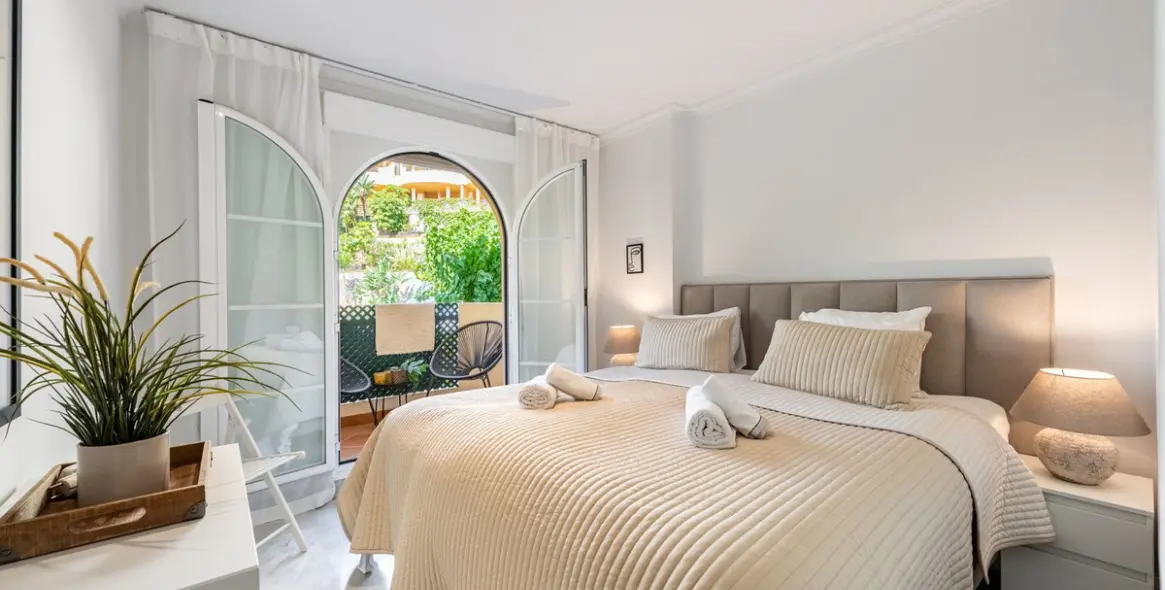 Alquiler a corto plazo de apartamento en planta media en Nueva Andalucía 1