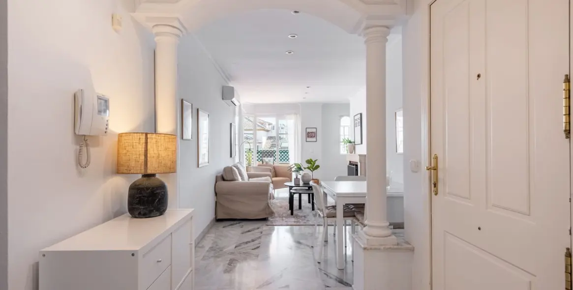 Alquiler a corto plazo de apartamento en planta media en Nueva Andalucía 4