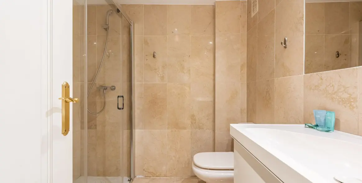 Alquiler a corto plazo de apartamento en planta media en Nueva Andalucía 11