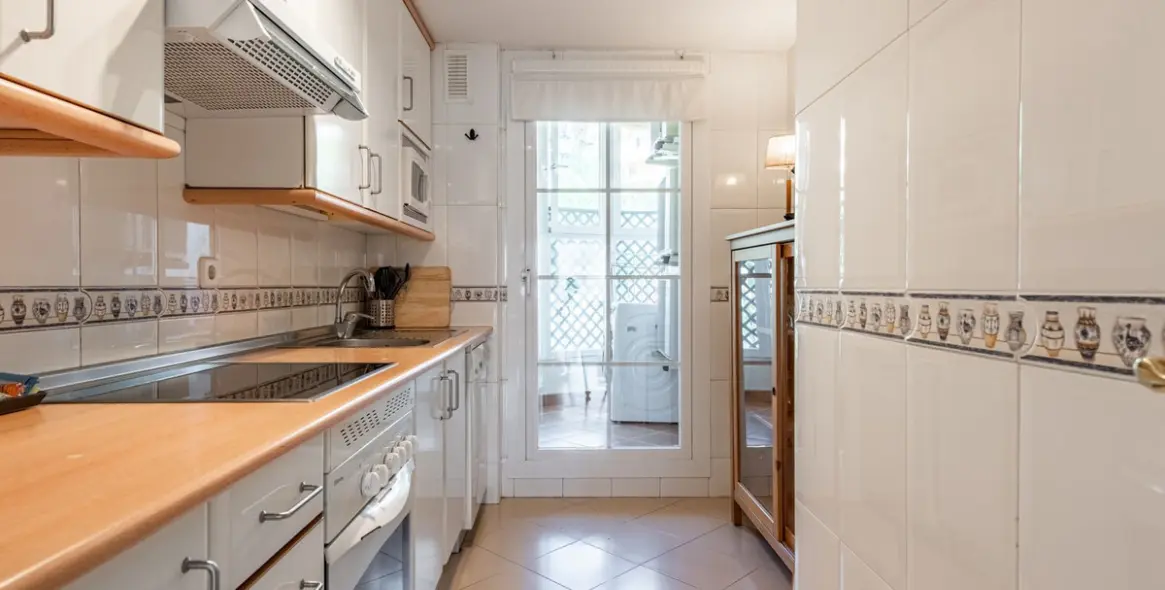 Alquiler a corto plazo de apartamento en planta media en Nueva Andalucía 12