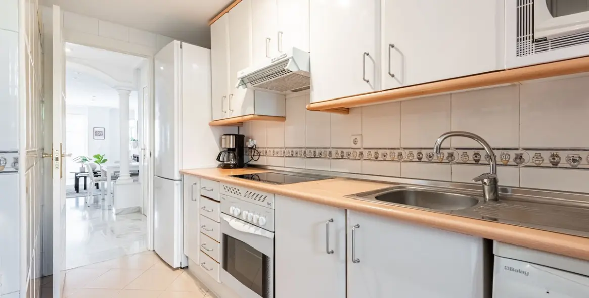 Alquiler a corto plazo de apartamento en planta media en Nueva Andalucía 13