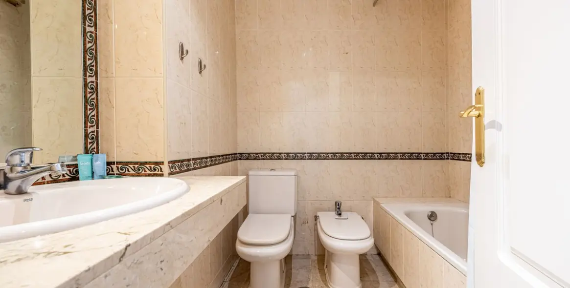 Alquiler a corto plazo de apartamento en planta media en Nueva Andalucía 16