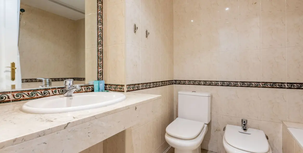 Alquiler a corto plazo de apartamento en planta media en Nueva Andalucía 17