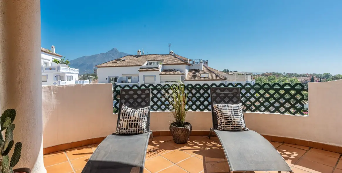 Alquiler a corto plazo de apartamento en planta media en Nueva Andalucía 18