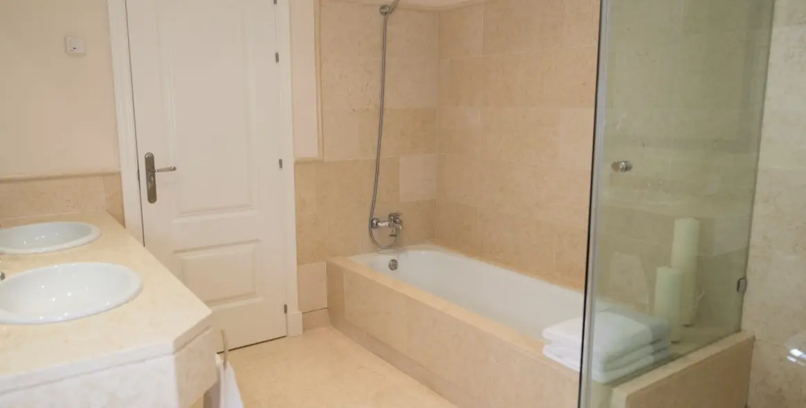 Short-term rent of penthouse in Benahavís 12