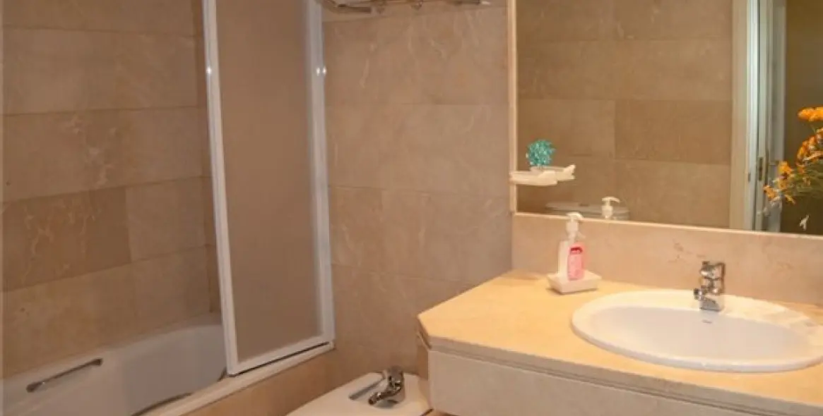 Short-term rent of middle floor apartment in Puerto Banús 16