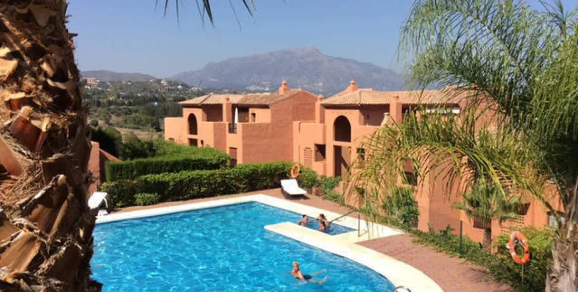 Alquiler a corto plazo de apartamento en planta baja en Benahavís 1