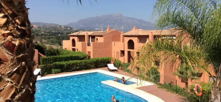 Alquiler a corto plazo de apartamento en planta baja en Benahavís 0