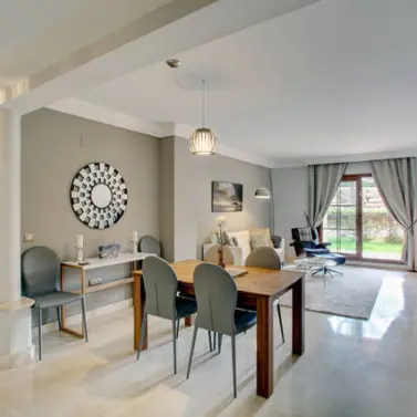 Alquiler a corto plazo de apartamento en planta baja en Benahavís