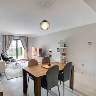 Alquiler a corto plazo de apartamento en planta baja en Benahavís