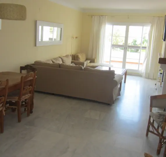 Alquiler a corto plazo de apartamento en planta media en San Pedro de Alcántara