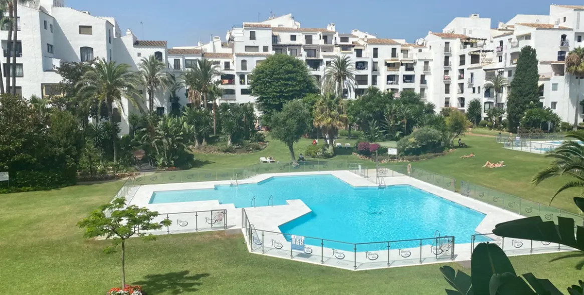 Краткосрочная аренда апартаментов на среднем этаже в Puerto Banús 1