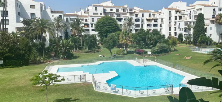 Краткосрочная аренда апартаментов на среднем этаже в Puerto Banús 0