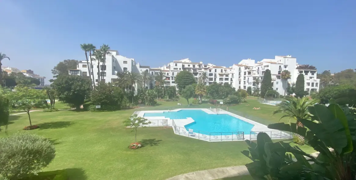 Краткосрочная аренда апартаментов на среднем этаже в Puerto Banús 13