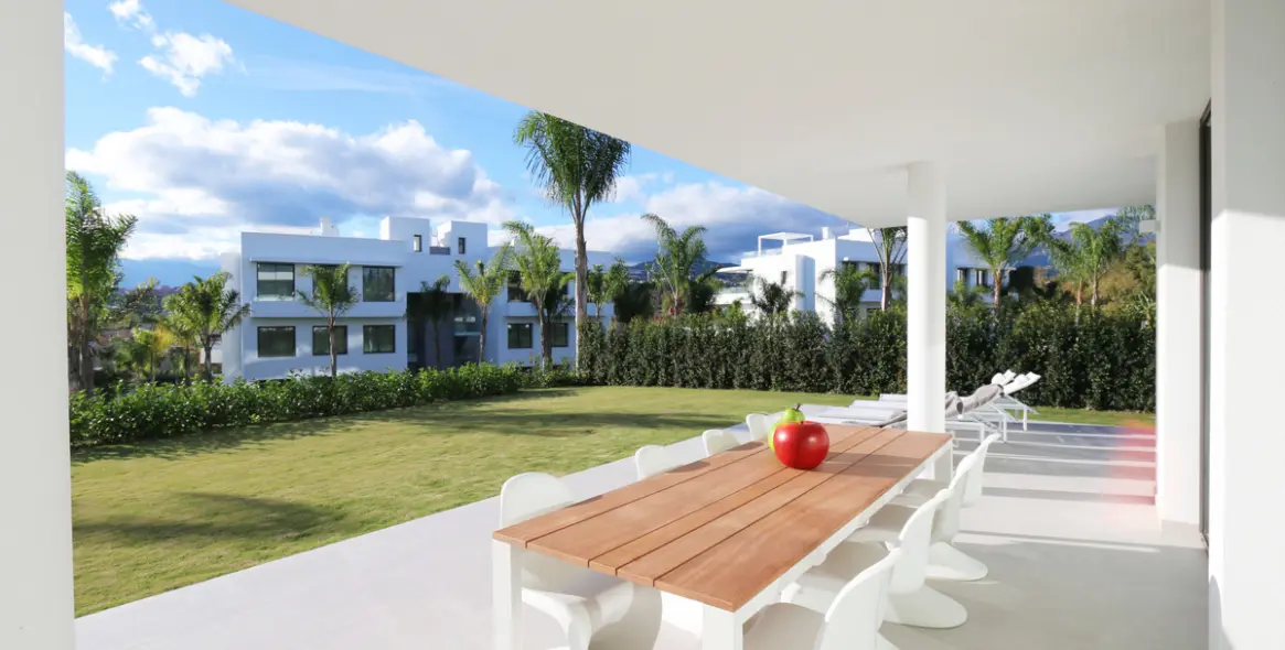 Alquiler a corto plazo de apartamento en planta baja en Benahavís 1