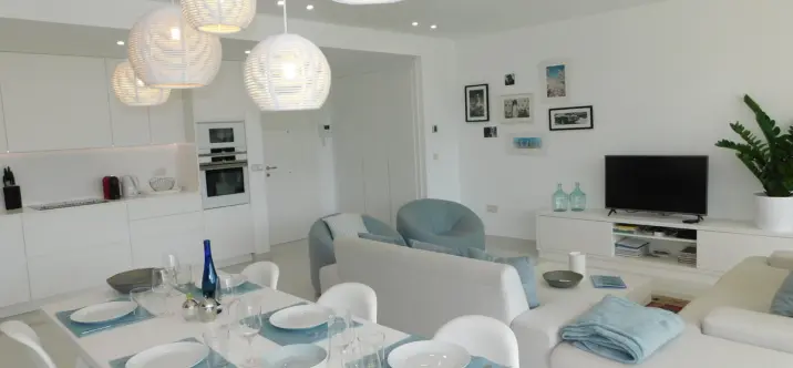 Alquiler a corto plazo de apartamento en planta baja en Benahavís 1