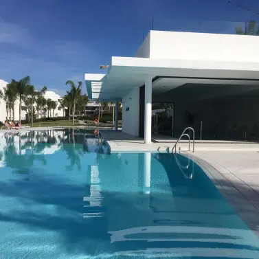 Alquiler a corto plazo de apartamento en planta baja en Benahavís