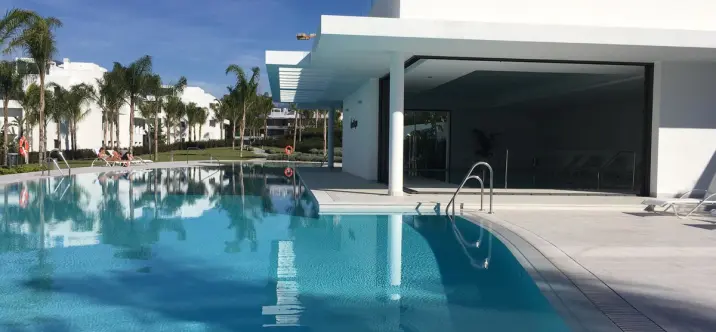 Alquiler a corto plazo de apartamento en planta baja en Benahavís 4