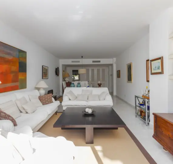 Alquiler a corto plazo de apartamento en planta media en San Pedro de Alcántara