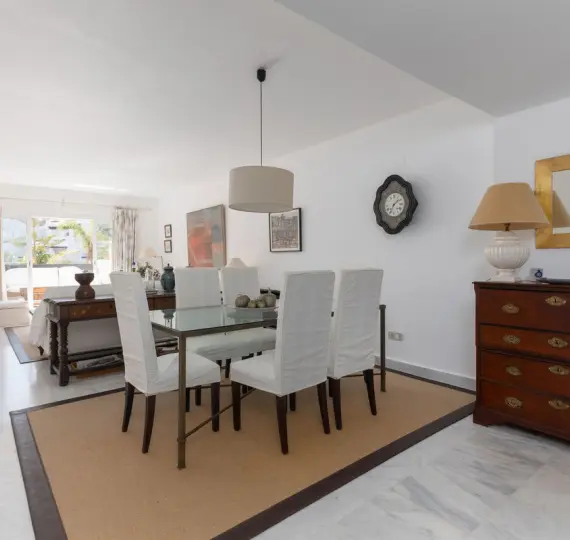 Alquiler a corto plazo de apartamento en planta media en San Pedro de Alcántara