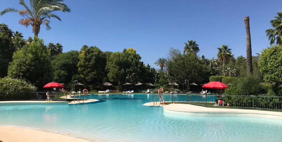 Краткосрочная аренда апартаментов на среднем этаже в Nueva Andalucía 1