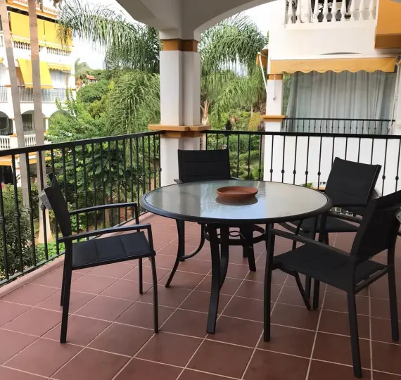 Краткосрочная аренда апартаментов на среднем этаже в Nueva Andalucía