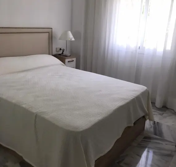 Краткосрочная аренда апартаментов на среднем этаже в Nueva Andalucía