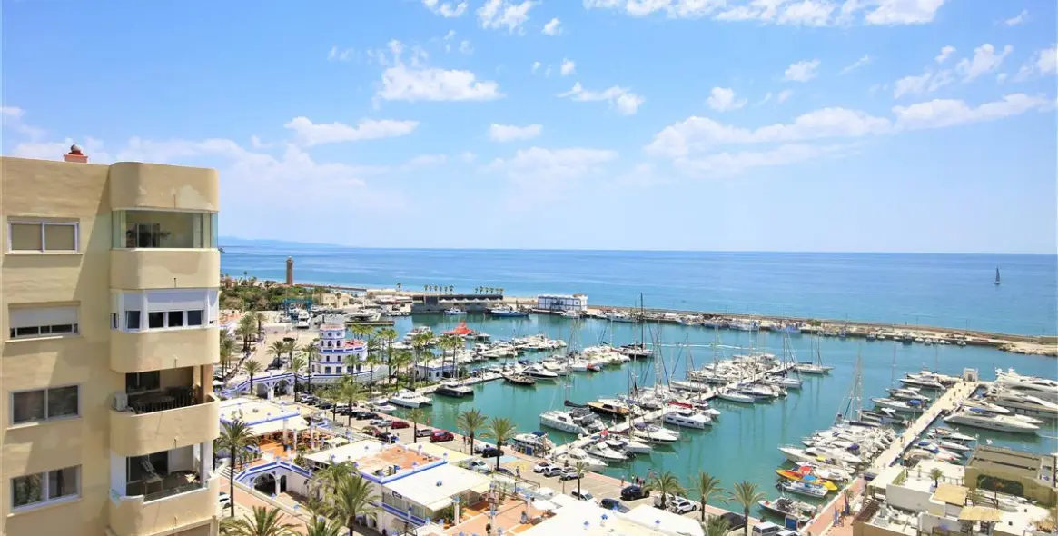Short-term rent of middle floor apartment in Estepona 1