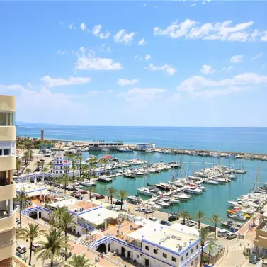 Краткосрочная аренда апартаментов на среднем этаже в Estepona