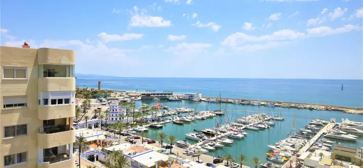 Краткосрочная аренда апартаментов на среднем этаже в Estepona 0