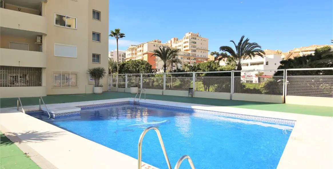 Short-term rent of middle floor apartment in Estepona 2