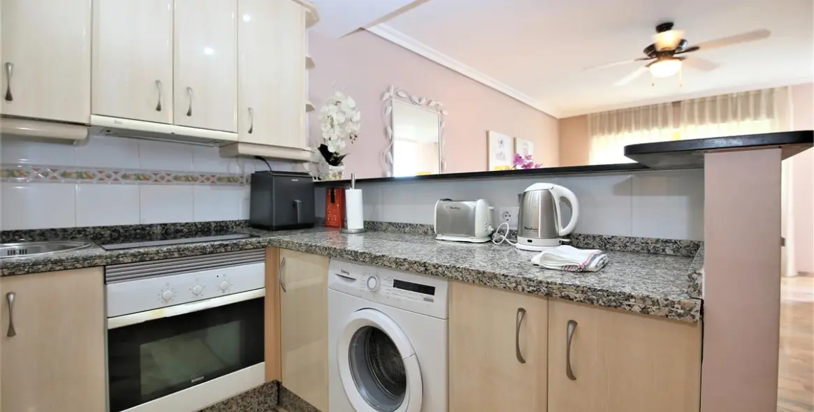 Short-term rent of middle floor apartment in Estepona 9