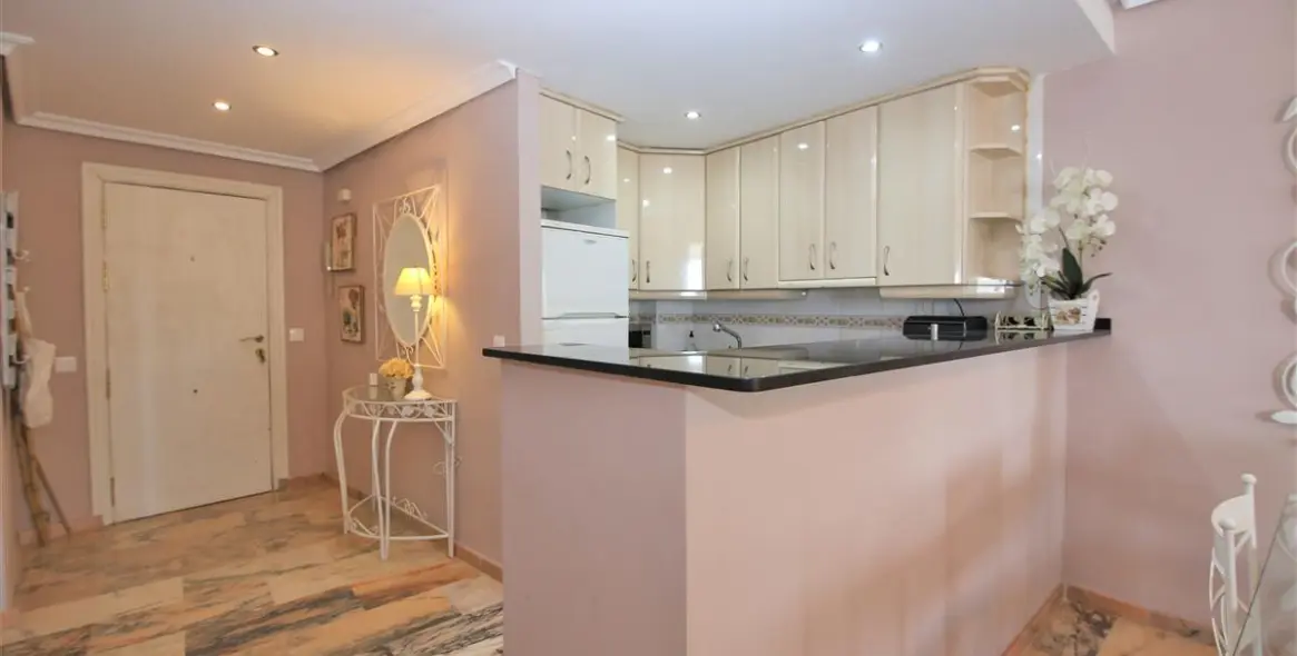 Short-term rent of middle floor apartment in Estepona 10