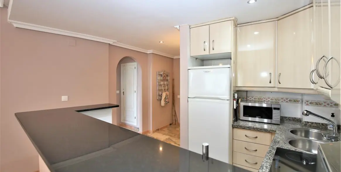 Short-term rent of middle floor apartment in Estepona 11