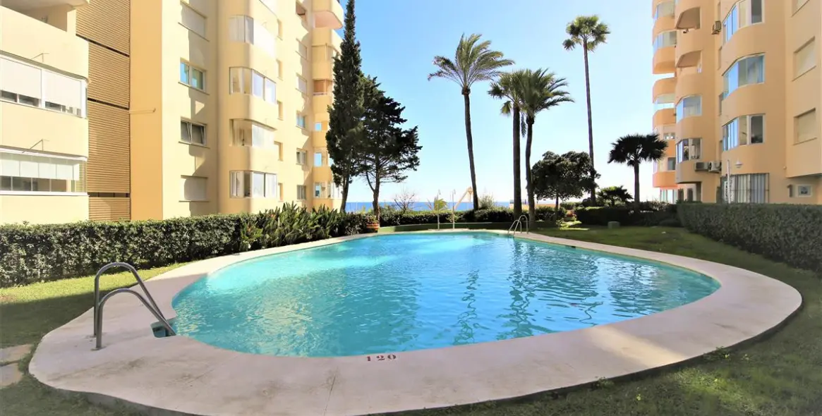 Short-term rent of middle floor apartment in Estepona 23