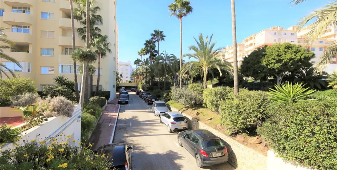 Short-term rent of middle floor apartment in Estepona 24