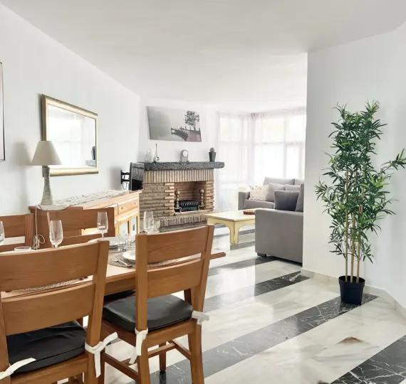 Краткосрочная аренда апартаментов на среднем этаже в Calahonda