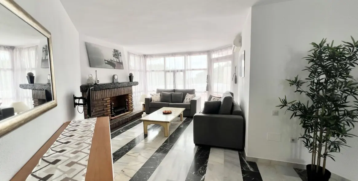 Краткосрочная аренда апартаментов на среднем этаже в Calahonda 5