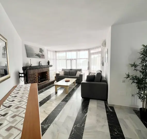 Краткосрочная аренда апартаментов на среднем этаже в Calahonda