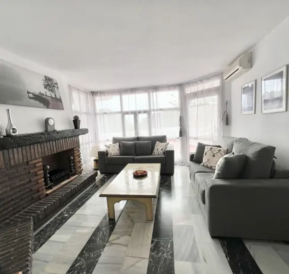 Краткосрочная аренда апартаментов на среднем этаже в Calahonda