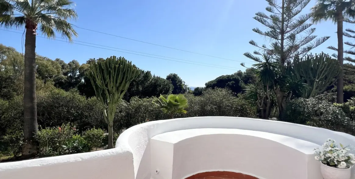 Краткосрочная аренда апартаментов на среднем этаже в Calahonda 11