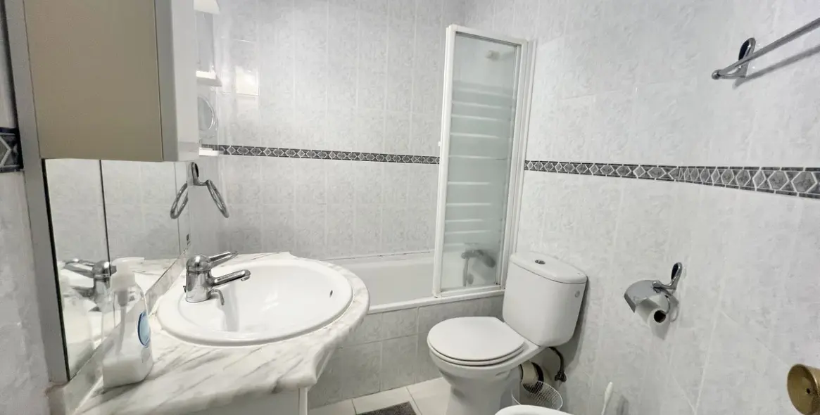 Краткосрочная аренда апартаментов на среднем этаже в Calahonda 18