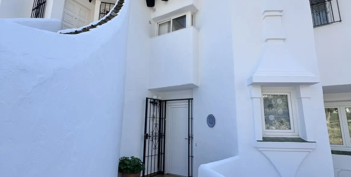 Краткосрочная аренда апартаментов на среднем этаже в Calahonda 23