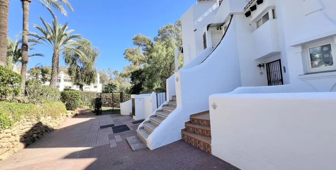 Краткосрочная аренда апартаментов на среднем этаже в Calahonda 24