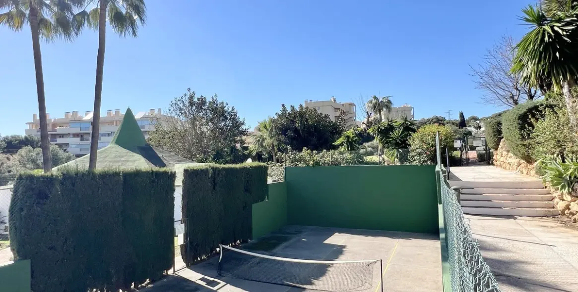 Краткосрочная аренда апартаментов на среднем этаже в Calahonda 25