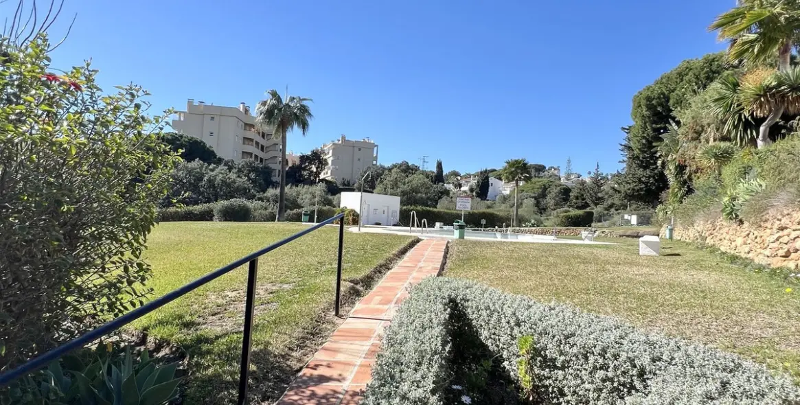 Краткосрочная аренда апартаментов на среднем этаже в Calahonda 26