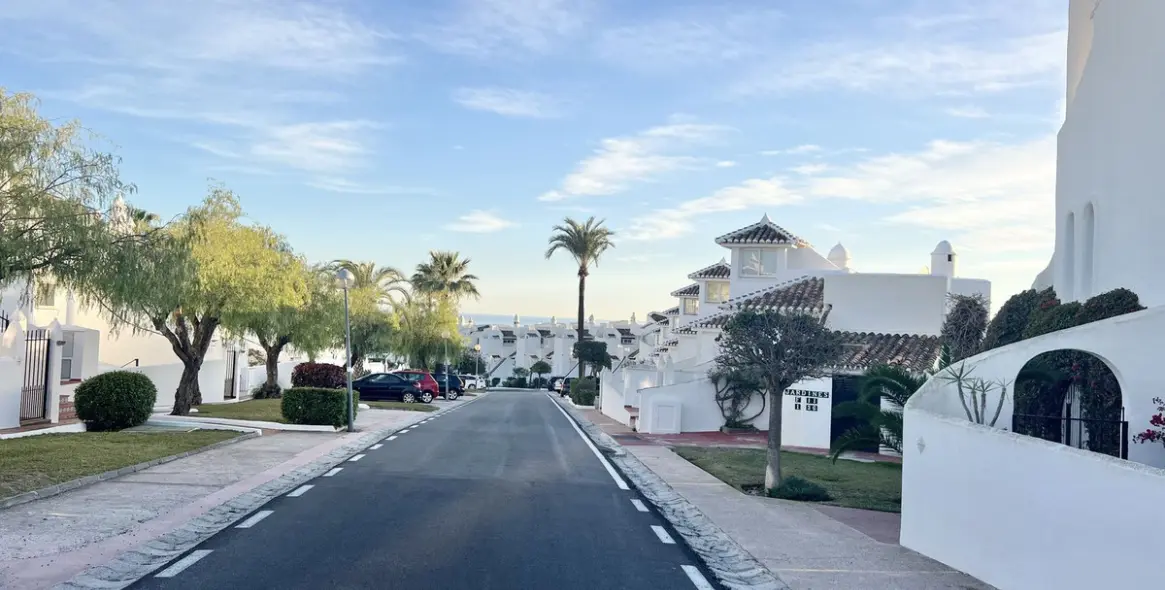 Краткосрочная аренда апартаментов на среднем этаже в Calahonda 32