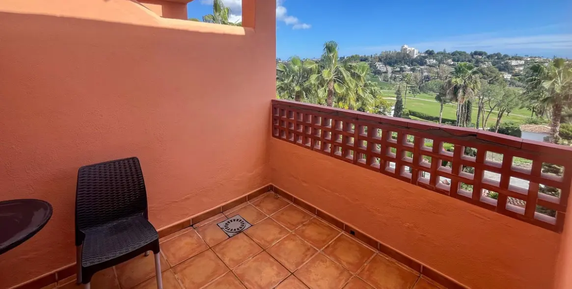 Long-term rent of penthouse in El Paraiso 3